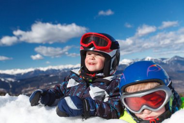 İki genç kayakçı