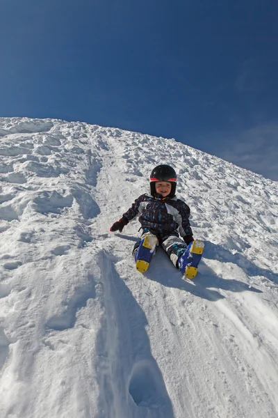 Bambino e divertimento invernale . — Foto Stock