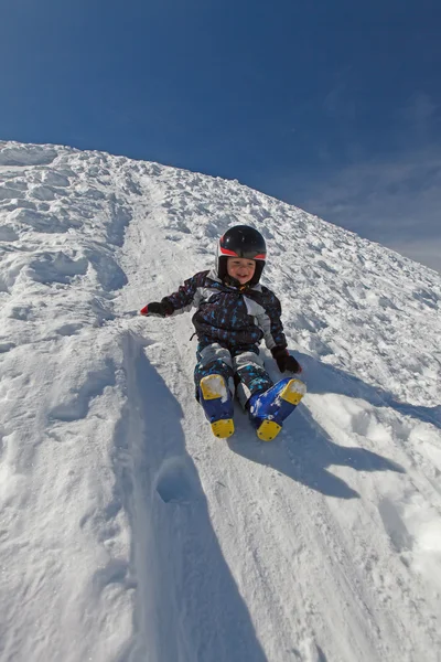 Bambino e divertimento invernale . — Foto Stock