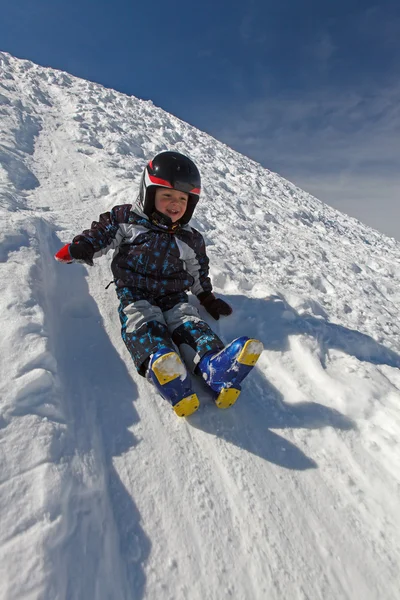 Bambino e divertimento invernale . — Foto Stock