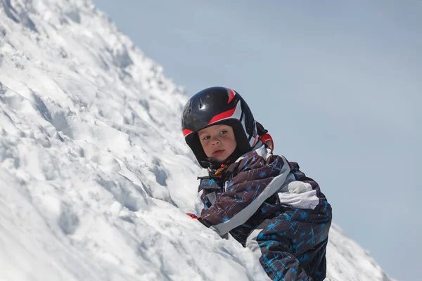 Jongetje in de Oostenrijkse Alpen — Stockfoto