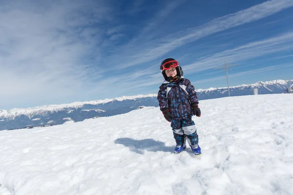 Carino piccolo sciatore e panorama alpino . — Foto Stock