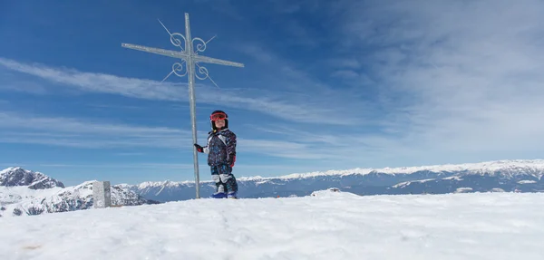 Милый маленький лыжник и альпийская панорама . — стоковое фото