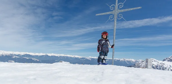 Милый маленький лыжник и альпийская панорама . — стоковое фото