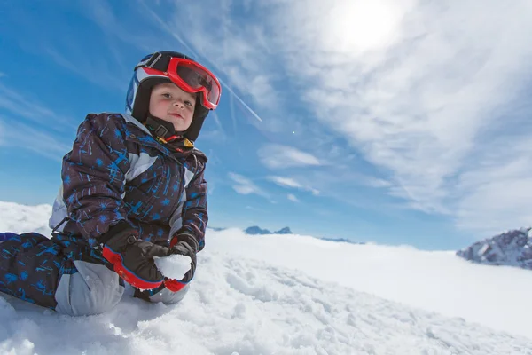 Schattige kleine skiër en panaroma van de Alpen. — Stockfoto