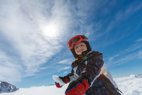 Carino sciatore piccolo e Alpen panaroma . — Foto Stock