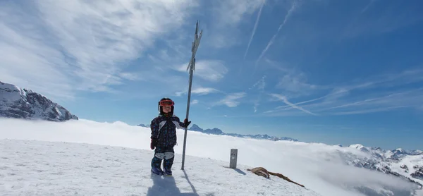 Carino piccolo sciatore e panorama alpino . — Foto Stock