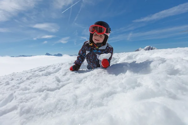 Carino piccolo sciatore e panorama alpino . — Foto Stock