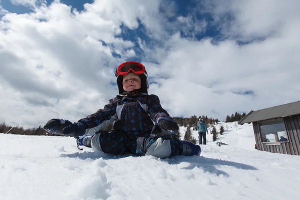 Schattige kleine skiër. — Stockfoto