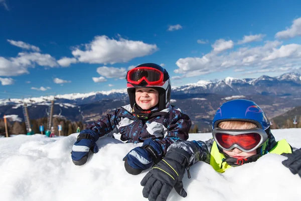 Ragazzini e divertimento invernale . — Foto Stock