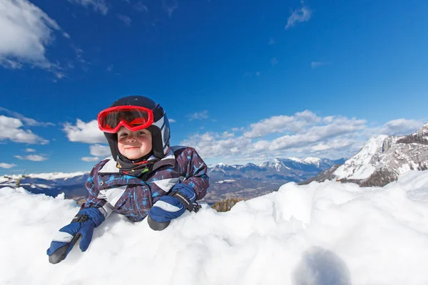 Schattige kleine skiër. — Stockfoto