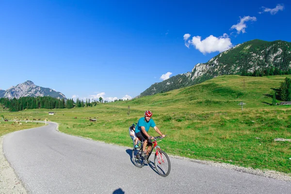 Viaje en bicicleta por las montañas . — Foto de Stock