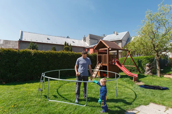 Baba ve oğul büyük Bahçe Hediyelik paketler yüklerken.