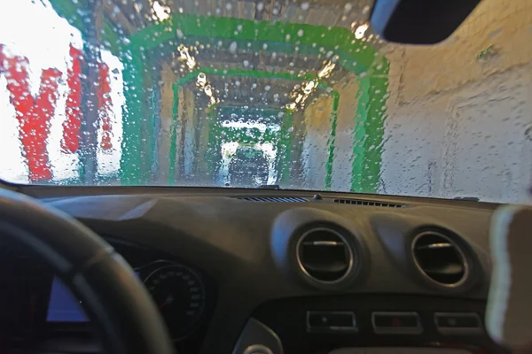 Automatyczne mycie samochodów. — Zdjęcie stockowe