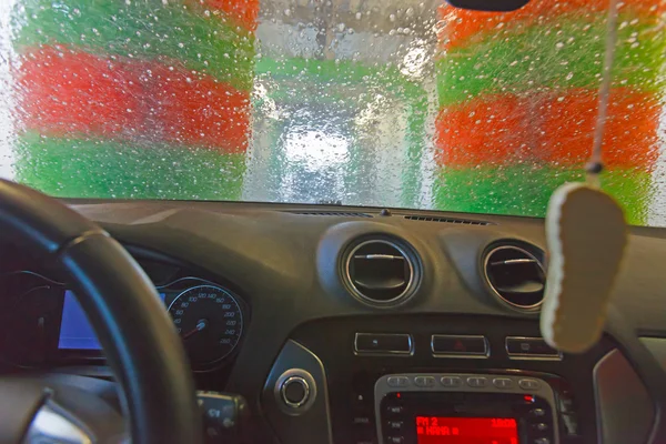 Lavagem automática de carro. — Fotografia de Stock