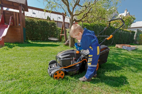 Tavaszi fű kaszálás. — Stock Fotó