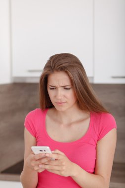 güzel genç kız ile bir cep telefonu.