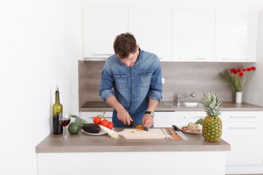 Modern bir mutfak pişirme yakışıklı genç.