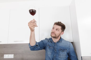 Şarap ile genç adam.