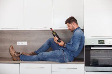 Modern mutfak delikanlı.