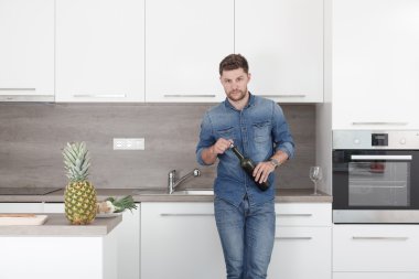 Modern mutfak delikanlı.