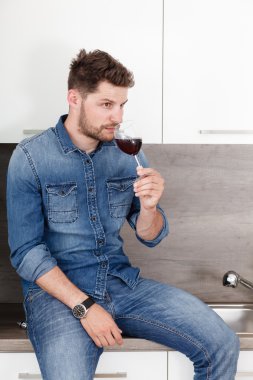 Şarap ile genç adam.