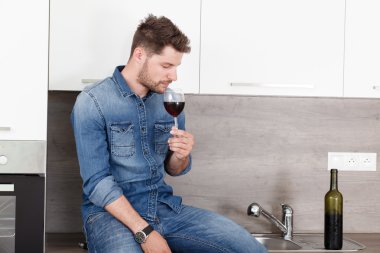 Şarap ile genç adam.