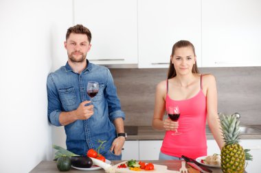 Şarap ile mutfakta genç Çift.