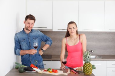 Şarap ile mutfakta genç Çift.