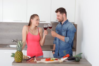 Şarap ile mutfakta genç Çift.