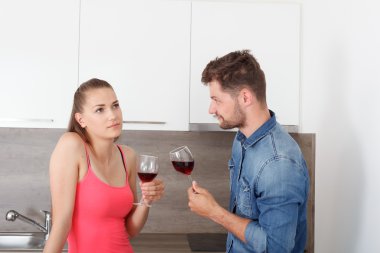 Bir kadeh kırmızı şarap ile genç Çift.