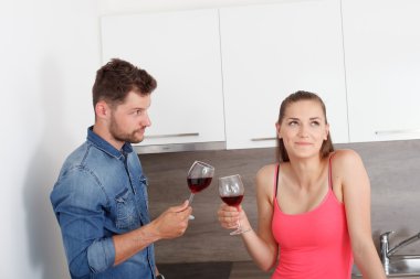 Bir kadeh kırmızı şarap ile genç Çift.