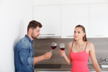 Bir kadeh kırmızı şarap ile genç Çift.