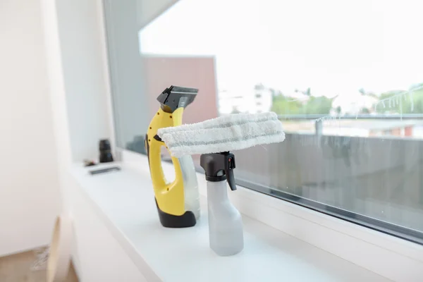 Миючі засоби для миття вікон . — стокове фото