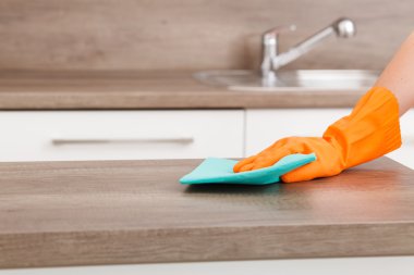 Ev işi. Toplama ve mutfak temizlik.