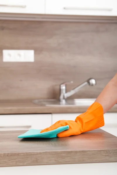 Δουλειές του σπιτιού. Νοικοκύρεμα και τον καθαρισμό στην κουζίνα. — Φωτογραφία Αρχείου