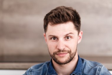 Genç ve başarılı bir adamın portresi..