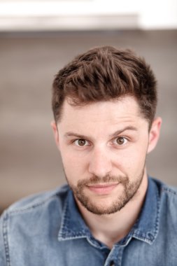 Genç ve başarılı bir adamın portresi..