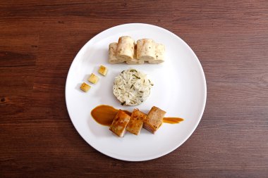 Domuz yağı ile lahana ve ekmek köfte.