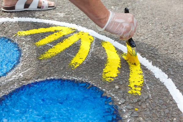 Woman painting playground. — Stock Photo, Image