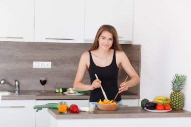 güzel genç kız sağlıklı bir akşam yemeği hazırlamak