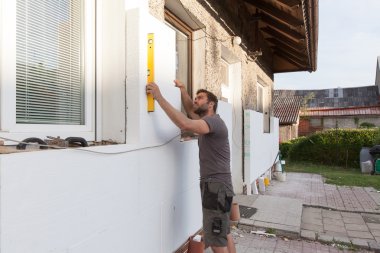 İşçi bir evi yenilemek için.