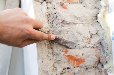 Evi yeniden inşası sırasında son dakika sıva.