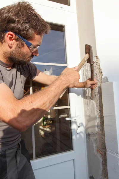 Man aan het werk aan huis reparaties. — Stockfoto