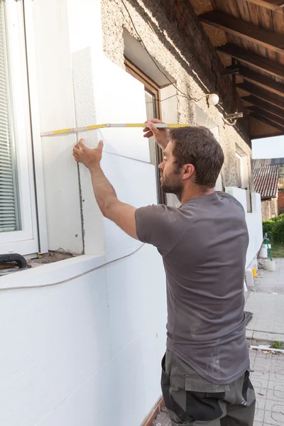 İşçi bir evi yenilemek için.