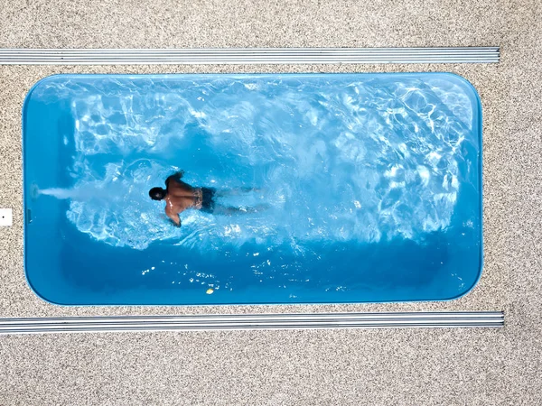 那男孩在游泳池里游泳 运动员在逆流状态下训练 福利度假胜地 空中景观 — 图库照片