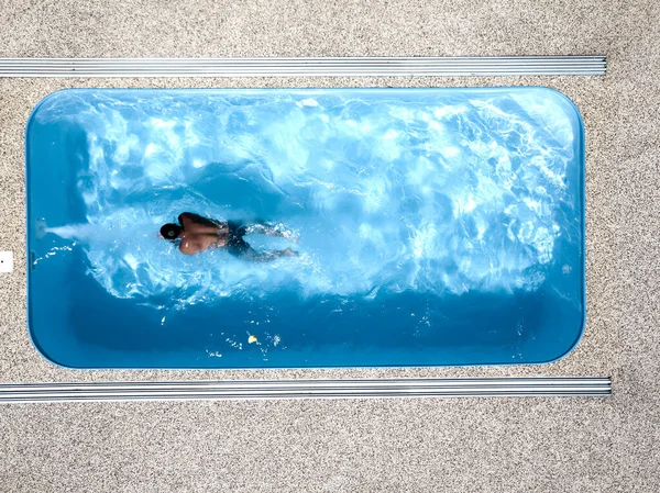 Der Junge Schwimmt Pool Der Athlet Trainiert Gegenstrom Wellness Resort lizenzfreie Stockfotos
