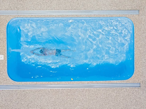Хлопчик Плаває Басейні Спортсмен Тренується Контрпотоці Оздоровчий Курорт Вид Повітря — стокове фото