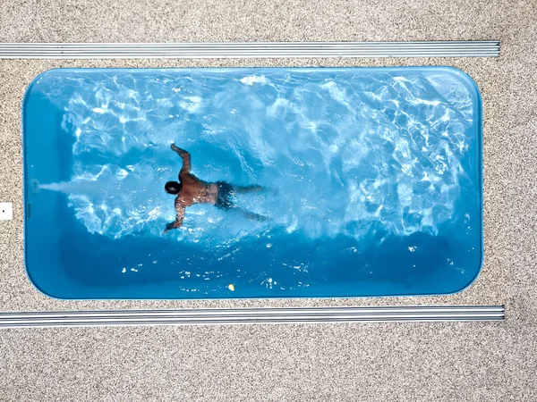 Rapaz Nada Piscina Atleta Treina Contra Corrente Estância Bem Estar — Fotografia de Stock