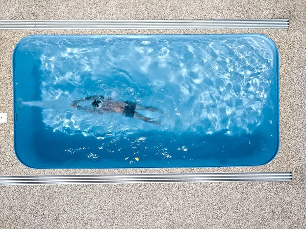 Хлопчик Плаває Басейні Спортсмен Тренується Контрпотоці Оздоровчий Курорт Вид Повітря — стокове фото